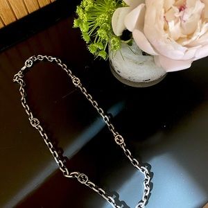 Gucci interlocking G patina silver necklace, unisex.